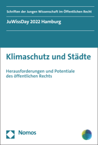 Ein Buchcover, das von oben nach unten wie folgt beschriftet ist: Schriften der Jungen Wissenschaft im Öffentlichen Recht; JuWissDay 2022 Hamburg; Klimaschutz und Städte; Herausforderungen und Potentiale des Öffentlichen Rechts. Links unten befindet sich das Logo des Nomos-Verlags, Rechts unten das Logo des Vereins Junge Wissenschaft im Öffentlichen Recht.