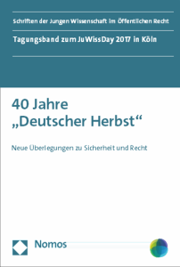 Umschlagstitelblatt eines Tagungsbands. Von oben nach unten steht dort geschrieben: Schriften der Jungen Wissenschaft im Öffentlichen Recht; Tagungsband zum JuWissDay 2017 in Köln; 40 Jahre „Deutscher Herbst“; Neue Überlegungen zu Sicherheit und Recht. Unten links befindet sich das Logo des Nomos-Verlags, unten rechts das Logo des Vereins Junge Wissenschaft im Öffentlichen Recht.